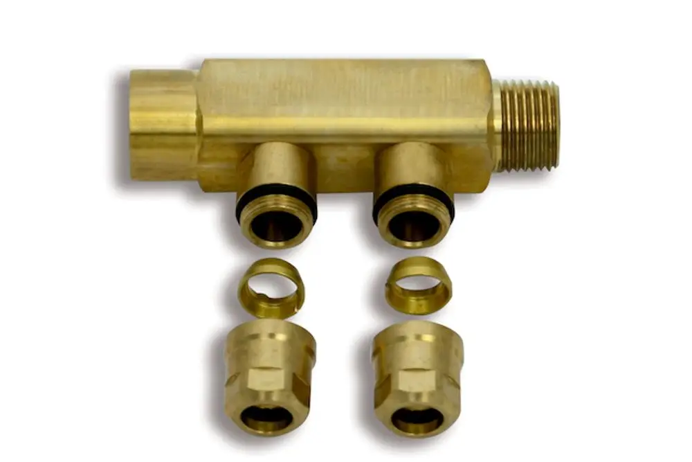 Brass Unterverteiler mit zwei seitlichen Anschlüssen und einem zentralen Anschluss. Zubehörteile und Dichtungen liegen separat bei. Produkt von Roth.